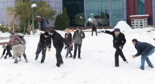 KSÜ Öğrencileri Sınav Döneminin Yorgunluğunu Kartopu Oynayarak Attı