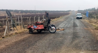 Kum yığına çarpan motosiklet devrildi: 1 ağır 2 yaralı
