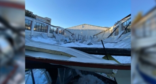 Spor salonunun çatısı yoğun kara dayanamadı