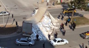 Kahramanmaraş’ta tırın dorsesi taşıdığı yüke dayanamadı