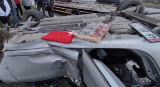 Köpeğe çarpmamak için manevra yapan otomobil takla attı