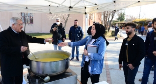 KSÜ’de Bahar Döneminin İlk Gününde Öğrencilere Sıcak Çorba İkramı Yapıldı