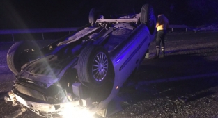 Otomobil bariyerlere çarparak devrildi: 1 ölü, 5 yaralı