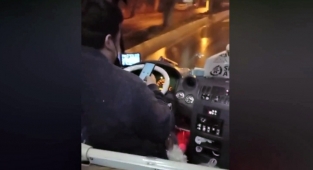 Seyir halinde cep telefonuyla oynayan şoförü yolcu görüntüledi