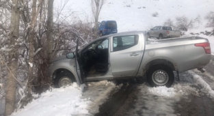 Afşin’de kamyonetiyle ağaca çarpan sürücü yaralandı