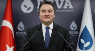 Babacan, Erdoğan’ın Hedef Gösterdiği Hekimleri Savundu: Gidecek Olan Hekimler Değil, Kendisi