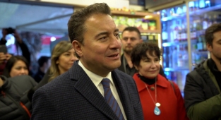 Babacan, tekel bayisine gelen elektrik faturasına tepki gösterdi