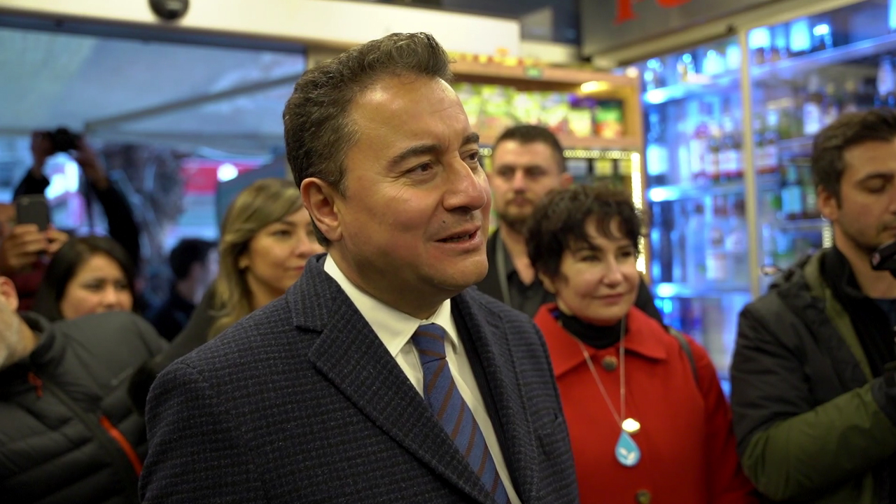 Babacan, tekel bayisine gelen elektrik faturasına tepki gösterdi