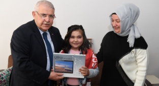 Başkan Mahçiçek’ten Cumhurbaşkanı Erdoğan hayranı minik İkra’ya doğum sürprizi