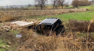 Hafif ticari araç şarampole devrildi