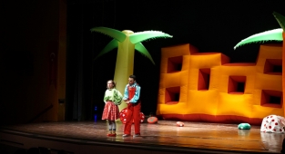 İhtiyar Kedi Garfi Miniklerle Buluştu