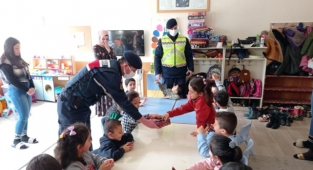 Jandarma anaokulu öğrencilerini ziyaret etti