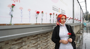 Kadınlar Gününde Şehir Karanfillerle Donatıldı