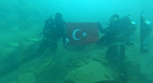 Kahramanmaraş’ta Çanakkale şehitleri için su altında Türk Bayrağı açtılar