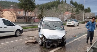 Kahramanmaraş'ta hafif ticari araç bariyerlere çarptı: 3 yaralı