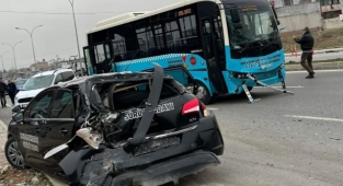 Kahramanmaraş’ta halk otobüsü ile sürücü eğitim aracı çarpıştı 