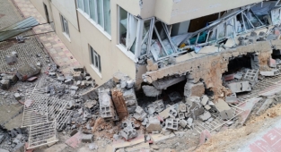 Kahramanmaraş’ta istinat duvarı binanın üzerine yıkıldı