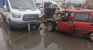 Kahramanmaraş’ta kamyonet ile otomobil çarpıştı: 3 yaralı