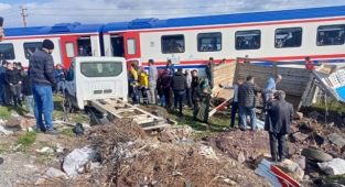 Kahramanmaraş’ta kamyonet yolcu trenine çarptı: 2 yaralı