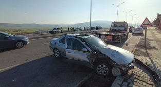 Kahramanmaraş’ta otomobiliyle polis noktasına daldı: 1’i polis 3 yaralı
