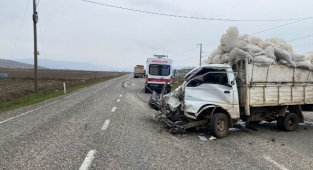 Kamyonet ile tır çarpıştı: 1 yaralı