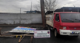 Reklam pano hırsızları yakalandı