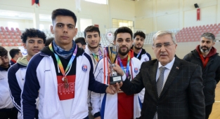 TÜSF Salon Futbolu 1. Lig Grup Müsabakalarında Dereceye Giren Takımların Ödüllerini Rektör Can Verdi