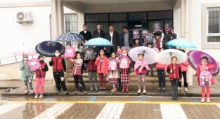 Ülkü Ocakları’ndan öğrencilere çanta ve şemsiye desteği