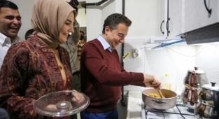 Ali Babacan, Öğrenci Evlerine Konuk Oldu