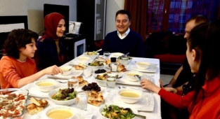 Babacan İftarda Bir Aileye Konuk Oldu: Maliyet artışı henüz tüketiciye tam yansımadı