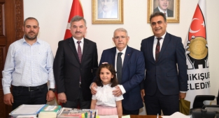 Başkan Mahçiçek koltuğunu minik Elif’e devretti