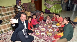 Başkan Okumuş, Süprizlerle Çat Kapı Ev Ziyaretlerinde Bulunuyor