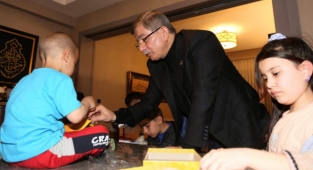 Davutoğlu vatandaşlara evinde iftar verdi