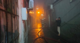 Kahramanmaraş’ta depo yangını geceyi gündüze çevirdi