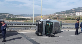 Kahramanmaraş’ta hafif ticari araç devrildi: 2 yaralı
