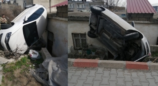 Kahramanmaraş’ta kontrolden çıkan otomobil eve çarptı