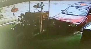 Kahramanmaraş’ta otomobiliyle işyerlerine daldı