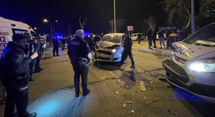 Kahramanmaraş’ta polisten kaçan araç ekip otosuna çarptı