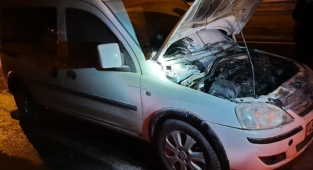 Kahramanmaraş’ta seyir halindeki hafif ticari araç alev aldı