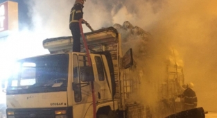 Kahramanmaraş'ta tekstil malzemesi yüklü kamyon yandı