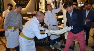 Kervancıoğlu’ndan Ayrıcalıklı Rotalar Ekibine Dondurma Şov!