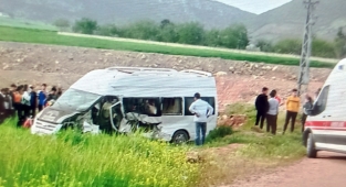 Öğrenci servisi ile motosiklet çarpıştı: 5 yaralı