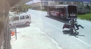 Otobüsten inen yayaya motosiklet çarptı