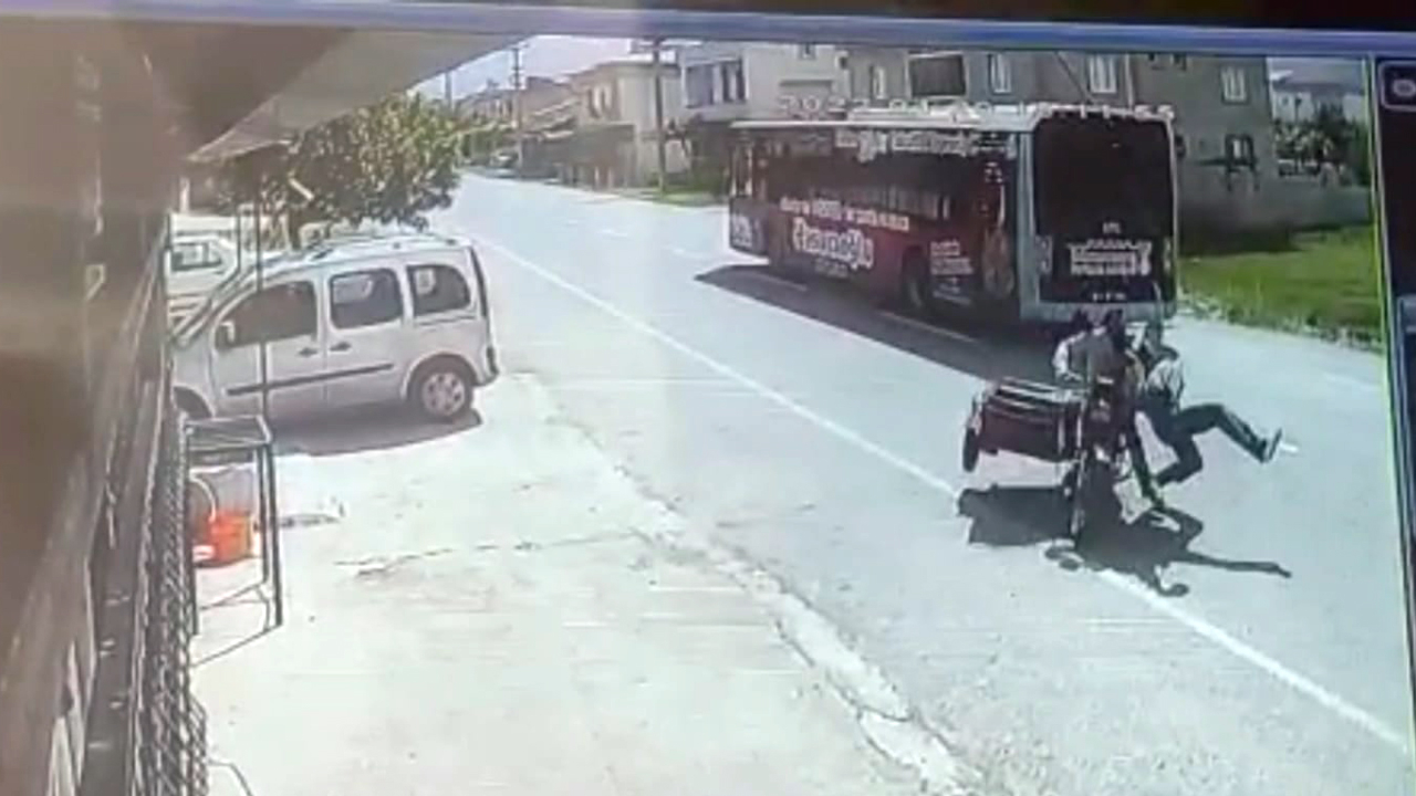 Otobüsten inen yayaya motosiklet çarptı