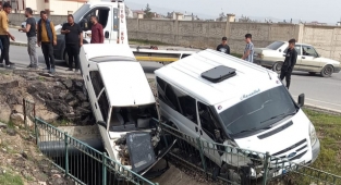 Trafik kazası sonrası otomobil su kanalı üzerinde askıda kaldı