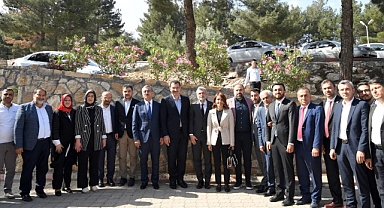 AK Parti Heyetinden Şairler Tepesine Tam Not