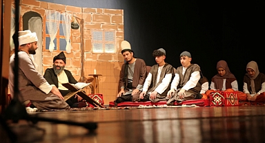 Kahramanmaraş’ta ‘Aşkın Eşiğindeki Derviş Bizim Yunus’ tiyatro gösterisi büyüledi