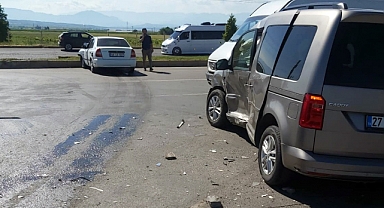 Kahramanmaraş’ta hafif ticari araç ile otomobil çarpıştı: 3 yaralı