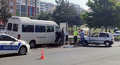Kahramanmaraş’ta minibüs ile otomobil çarpıştı: 1’i bebek 3 yaralı
