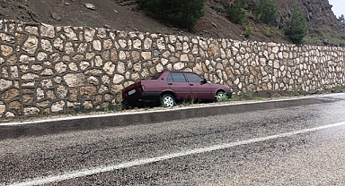 Kahramanmaraş’ta otomobil istinat duvarına çarptı: 2 yaralı